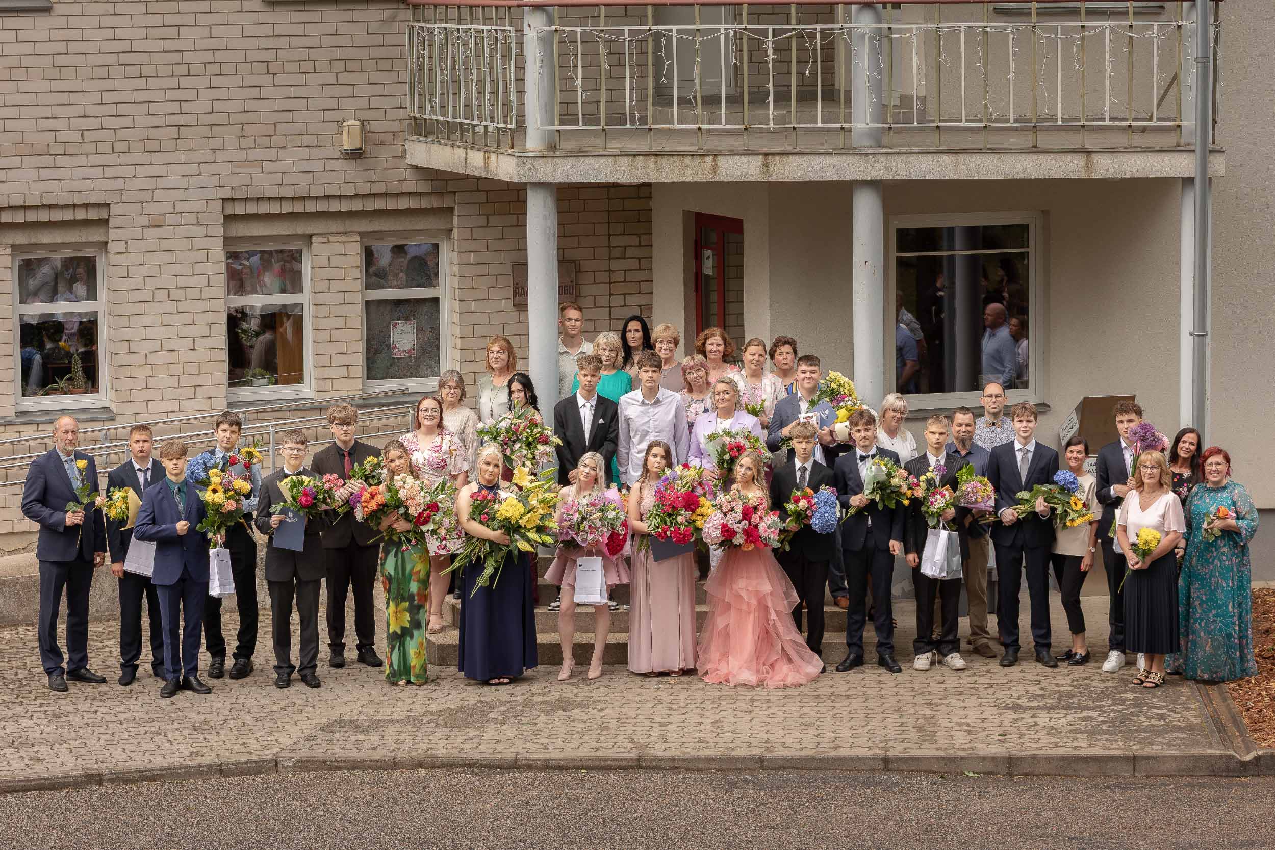 Osula põhikooli 9. klassi lõpetajad koos kooliperega. Foto: AIGAR NAGEL